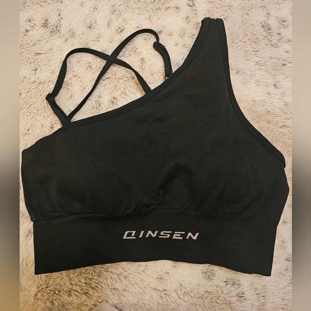 Quinsen one strap black sports bra